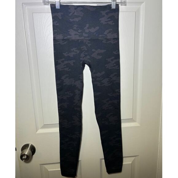SPANX Camo Leggings Size Medium Slimming Black Gray Stretchy Pull On - Picture 1 of 6